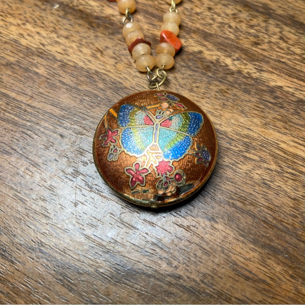 Beaded necklace with butterfly pendant - Picture 4 of 5